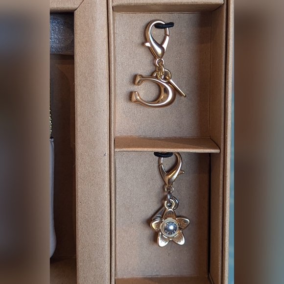 *GIFT IT! " NWT COACH Boxed Corner Zip Wristlet w/2 Charms Gold/Chalk - Picture 6 of 8